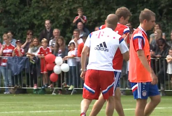 Pep Guardiola noi nong xo day Mueller hinh anh