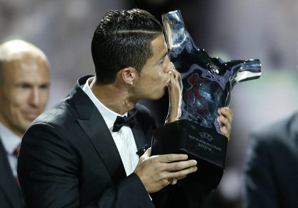 Ronaldo an mung danh hieu Cau thu xuat sac nhat chau Au hinh anh