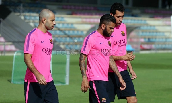 Daniel Alves vao bong triet ha Mascherano hinh anh