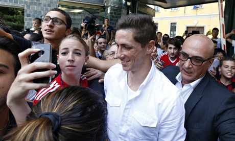 Torres duoc chao don nhu nguoi hung o Milan hinh anh