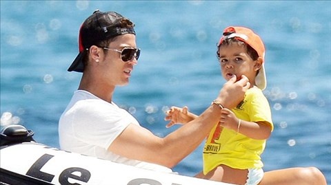 Ronaldo lan dau he lo ve me cua con trai hinh anh