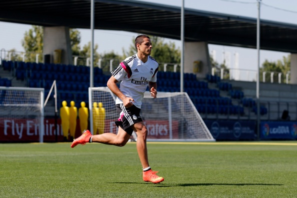 Chicharito lan dau tap luyen trong mau ao Real hinh anh