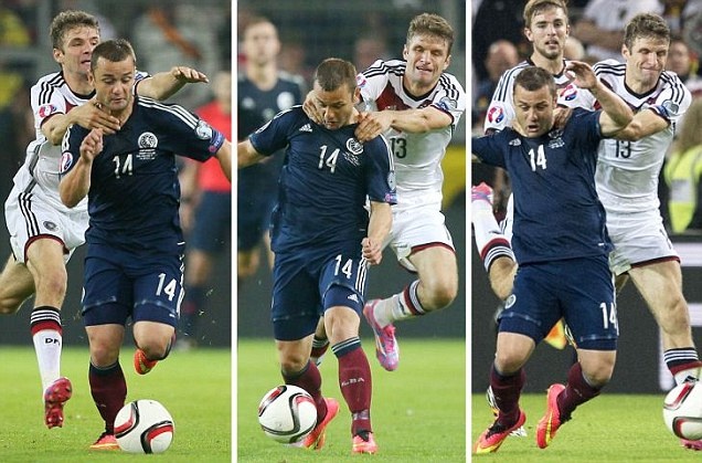 Pha pham loi tho thien cua Thomas Mueller hinh anh