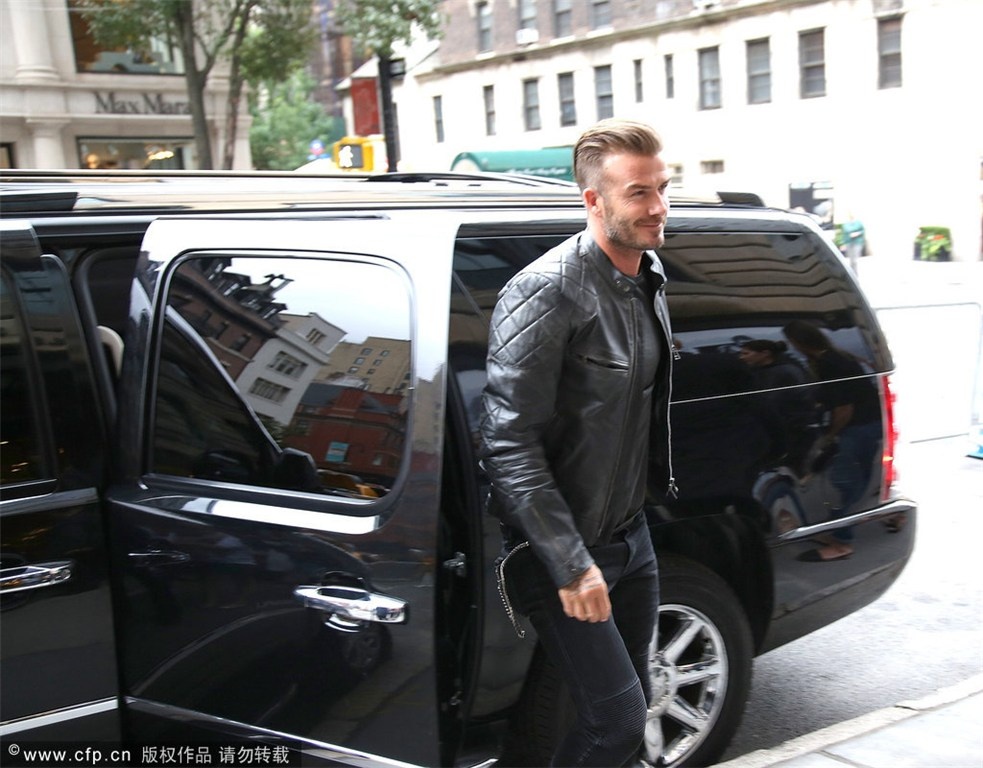 David Beckham lich lam trong trang phuc mau den hinh anh