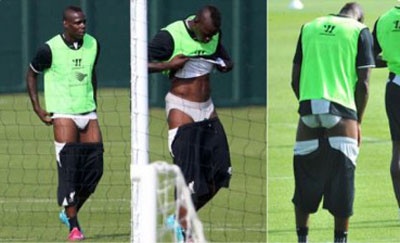 Balotelli dien tro hai huoc trong buoi tap cua Liverpool hinh anh