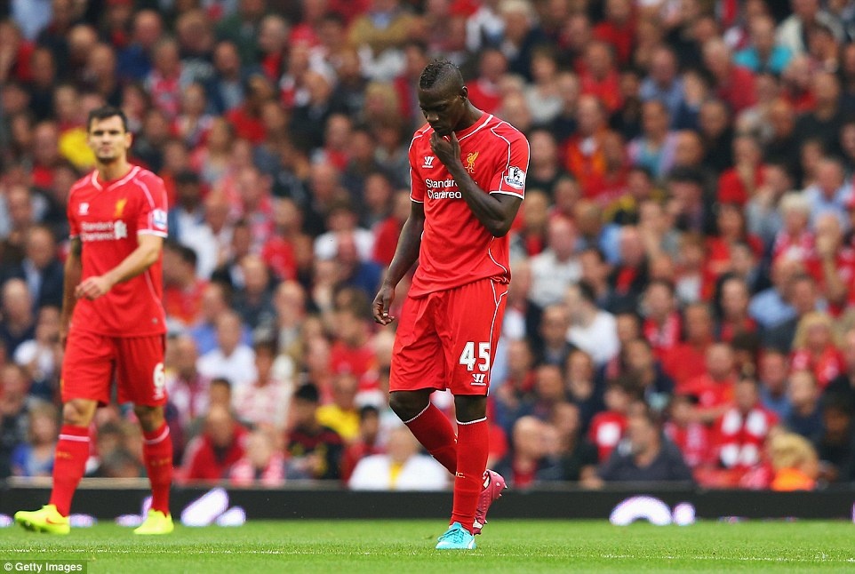 Liverpool guc nga tren san nha Anfield du co Balotelli hinh anh