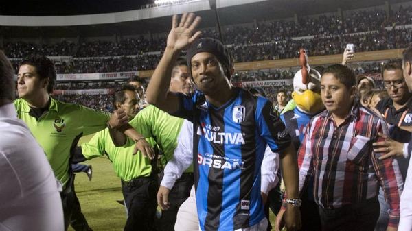 Ronaldinho tao con sot trong buoi ra mat tai Mexico hinh anh