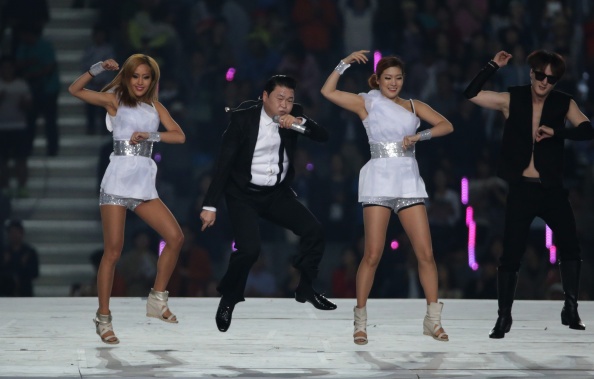 Dieu nhay ngua Gangnam Style cua Psy khuay dong ASIAD 17 hinh anh