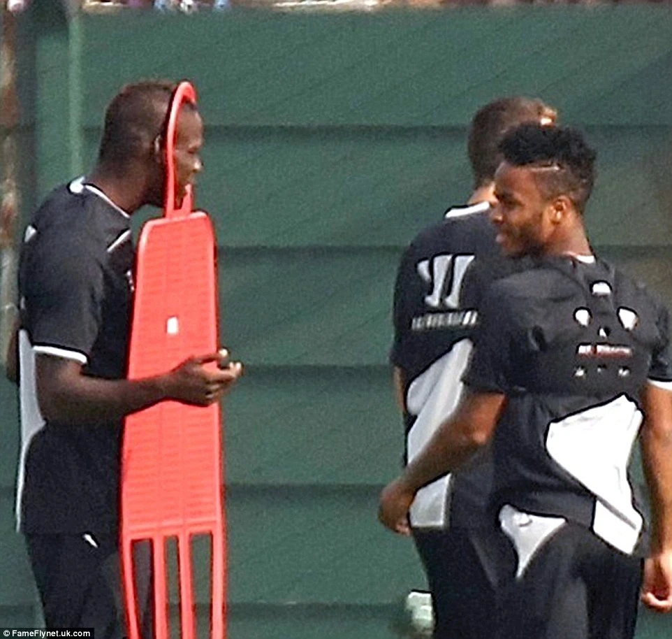 Balotelli dien tro hai huoc trong buoi tap cua Liverpool hinh anh