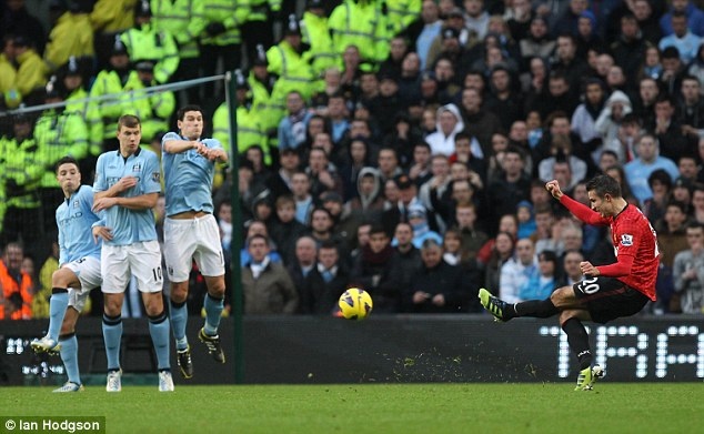 Van Persie sut phat lam tung luoi Man City hinh anh