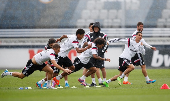 Ronaldo thi chay nhanh voi dong doi truoc tran dau cuoi tuan hinh anh