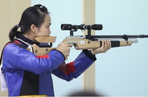 Nguyễn Thị Thu Hằng giúp VN đoạt HCB bắn súng 10 m mục tiêu di động nữ. Ảnh: H.Đ/Tuổi trẻ.