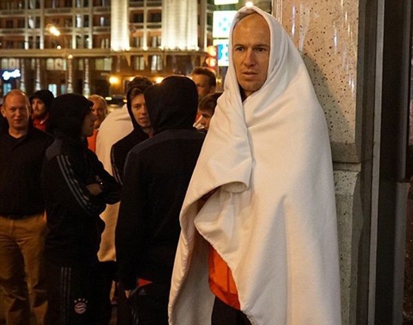 Dan sao Bayern phai dung ngoai khach san chiu lanh hinh anh