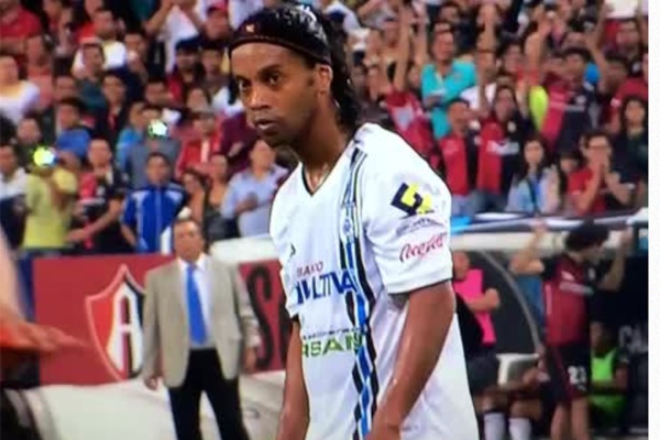 Ronaldinho sut phat ghi ban hinh anh