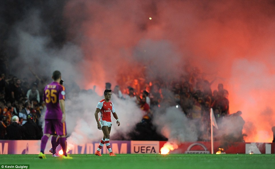 CDV Galatasaray gay nao loan London, dot phao sang tren san hinh anh