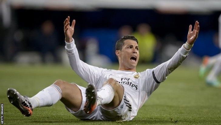 Moi khi be tac, Ronaldo lai an va kiem penalty hinh anh