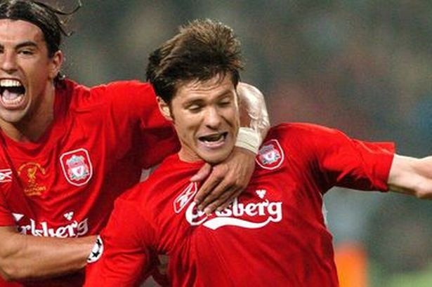 Xabi Alonso sut tung luoi Newcastle tu giua san hinh anh