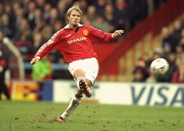 Beckham ghi ban vao luoi Wimbledon tu giua san hinh anh