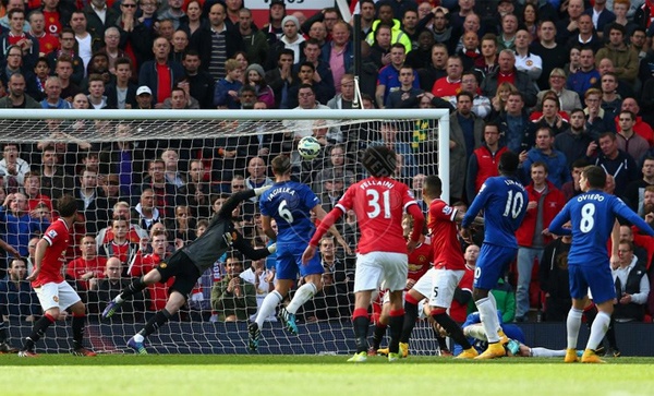 Doi thu bat tay chuc mung De Gea sau pha cuu thua xuat than hinh anh