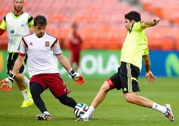 Diego Costa khien thu mon Iker Casillas be mat hinh anh