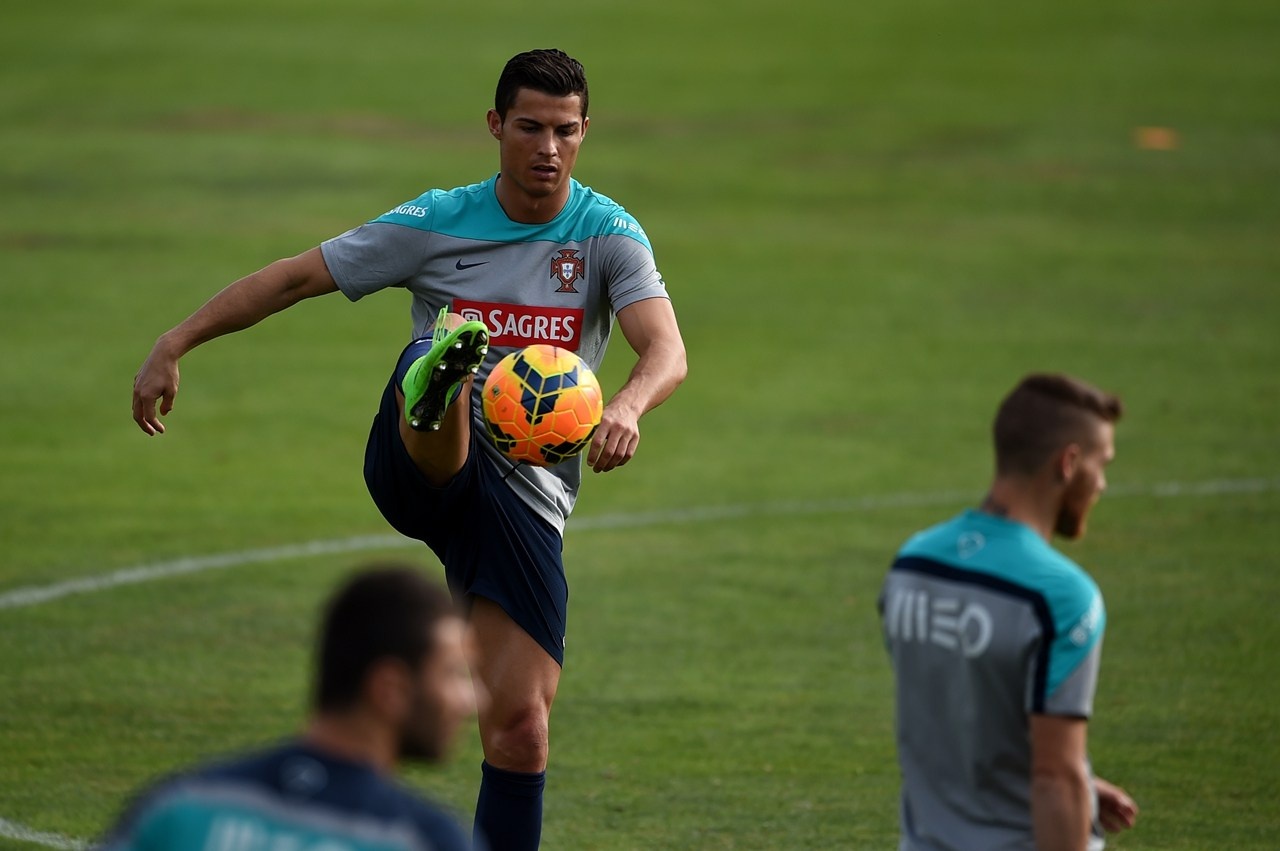Ronaldo banh bao ra san tap luyen hinh anh