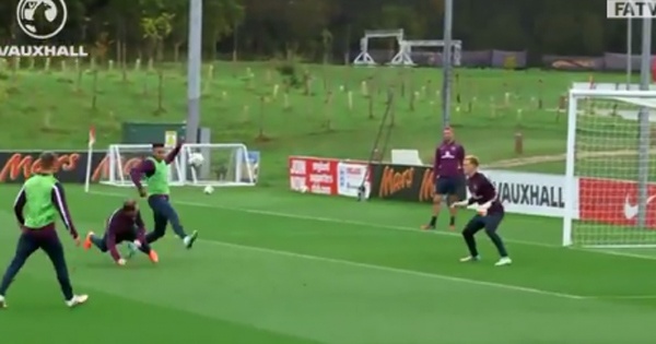 Rooney bay nguoi danh dau ghi ban tren san tap hinh anh