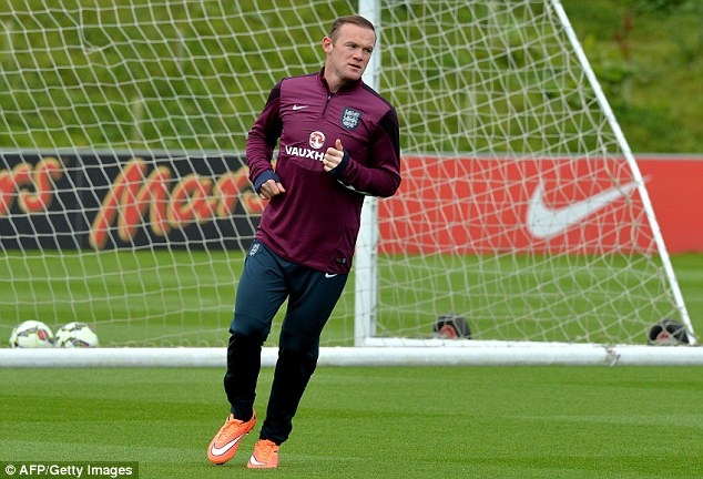 Rooney muon som sanh ngang huyen thoai Sir Bobby Charlton hinh anh