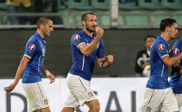 Thang 2-1, Italy vat va leo len ngoi dau bang hinh anh