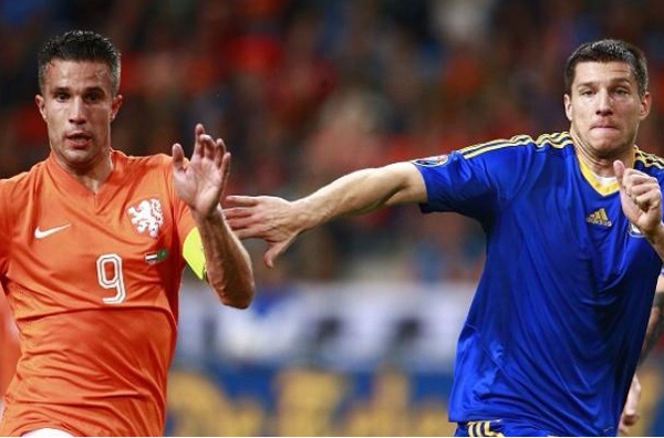 Van Persie lap cong trong tran thang 3-1 cua Ha Lan hinh anh