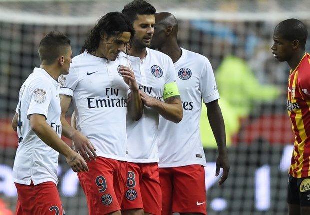 Ket qua cac tran sang 18/10: Cavani ghi ban, nhan the do hinh anh