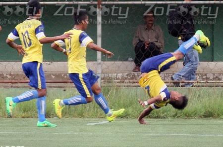 Cau thu bo mang sau man nhay santo an mung ban thang hinh anh