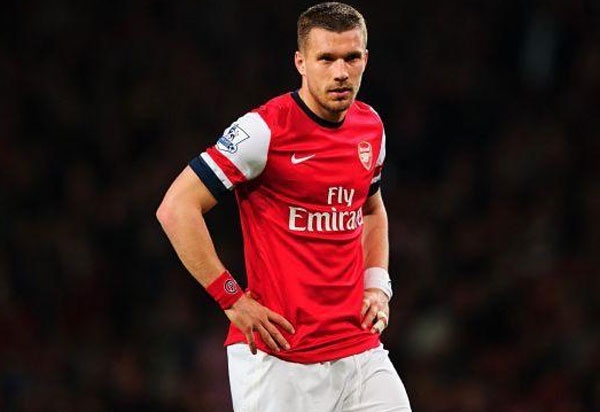 Podolski nang ty so len 2-1 cho Arsenal o phut 90 hinh anh