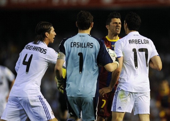 Arbeloa giam vao chan David Villa hinh anh