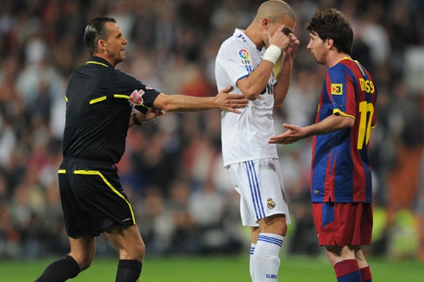 5 vu au da tai tieng trong cac tran Sieu kinh dien gan day hinh anh