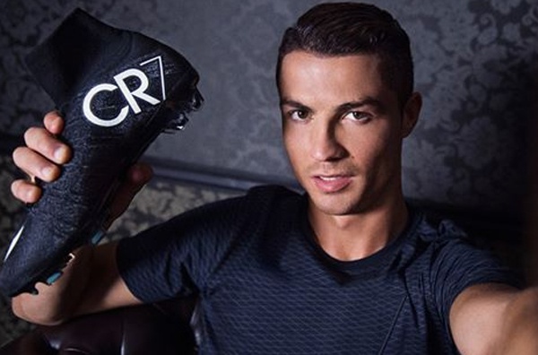 Ronaldo chay sieu toc voi giay moi hinh anh