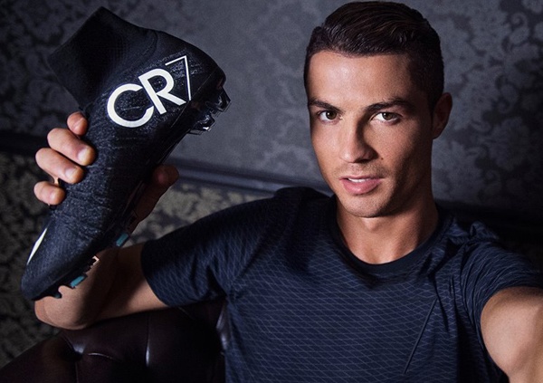 Ronaldo khoe giay moi truoc tran sieu kinh dien gap Barca hinh anh