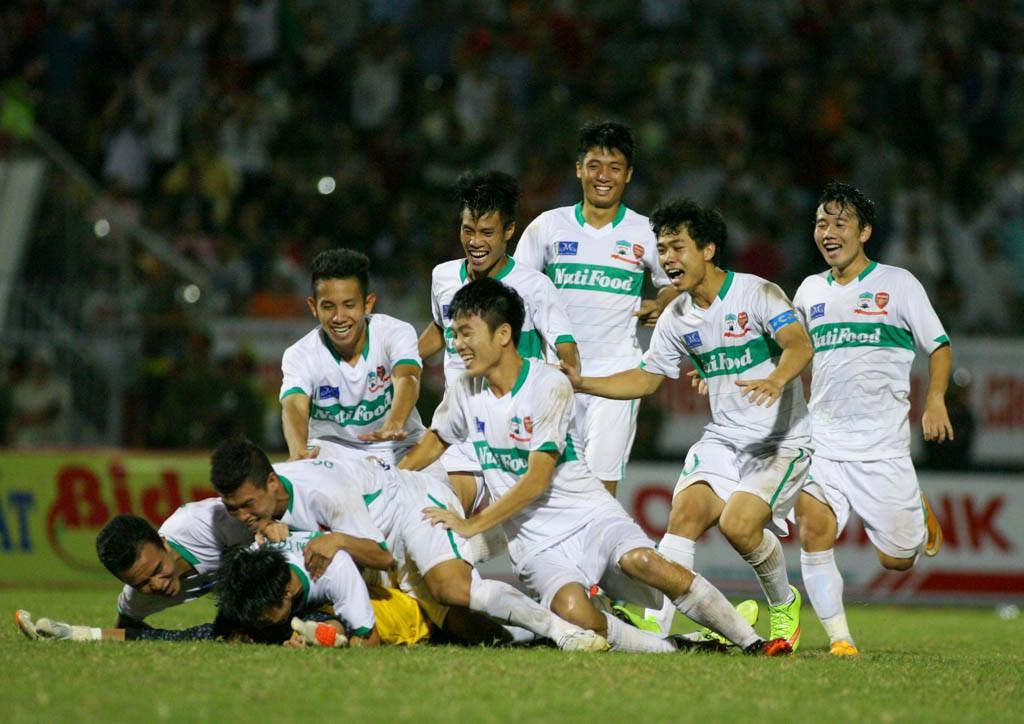 Các cầu thủ U19 HAGL ăn mừng tấm vé vào chung kết. Ảnh: Hoàng Hùng