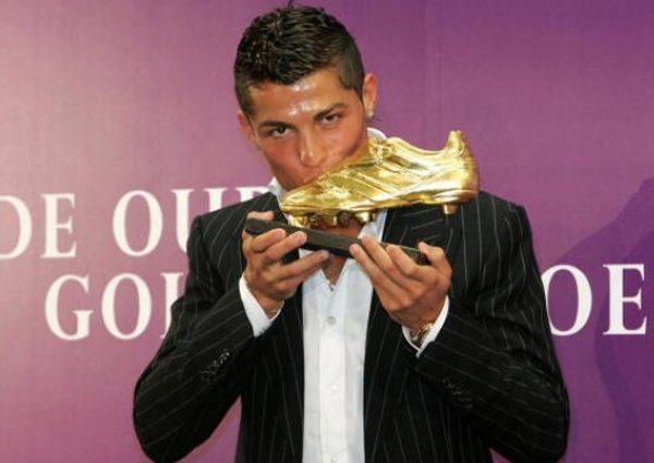 Ronaldo nhan giay vang chau Au vao tuan toi hinh anh