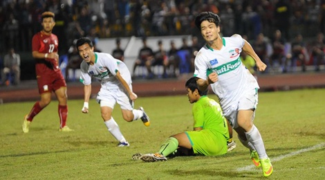Cong Phuong lap cu dup, U19 HAGL lan dau doat Cup hinh anh