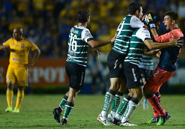 Pha ghi ban tu cu sut xa trai pha tu giua san hinh anh