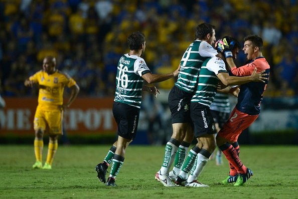 Pha ghi ban tu giua san cua mot hau ve hinh anh