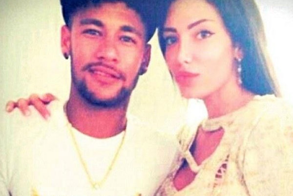 Neymar dung may bay don sieu mau hinh anh