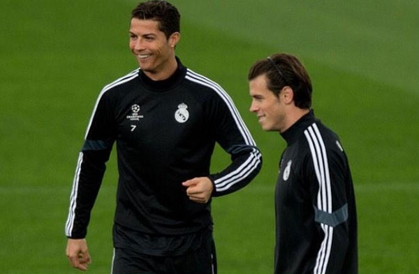 Ronaldo ngau hung the hien dang cap dung lung chuyen bong hinh anh