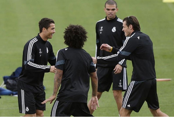 Ronaldo ngau hung dung lung chuyen bong hinh anh