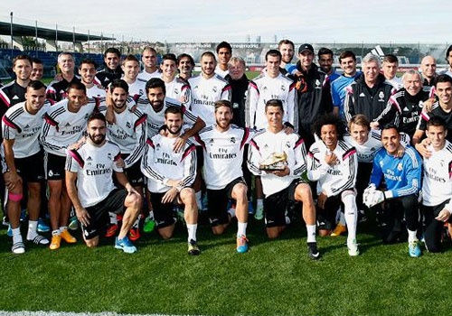 Ronaldo khoe giai Chiec giay vang chau Au voi dong doi hinh anh