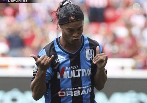 Ronaldinho xu ly bong dieu nghe tren bai bien hinh anh