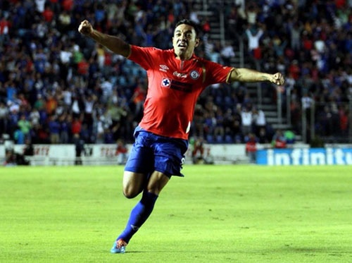 Pha lop bong  ghi ban dang cap cua Marco Fabian. hinh anh