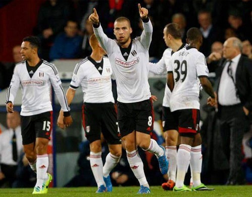 Kasami thuc hien cu volley ghi ban cho Fulham hinh anh