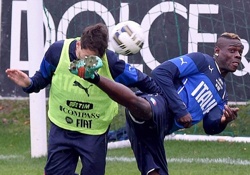 Balotelli da trung mat dong doi tren san tap hinh anh