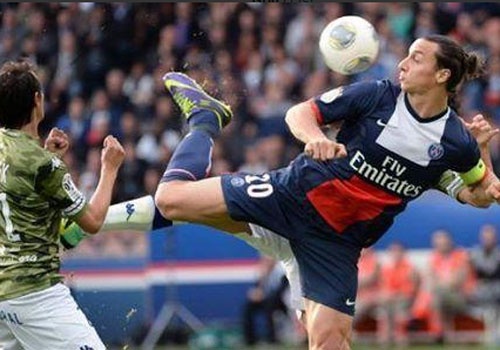 Ibrahimovic danh got ghi ban cho PSG hinh anh